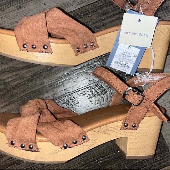 Universal Thread women size 7 1/2 suede sandals NWT - Picture 4 of 8